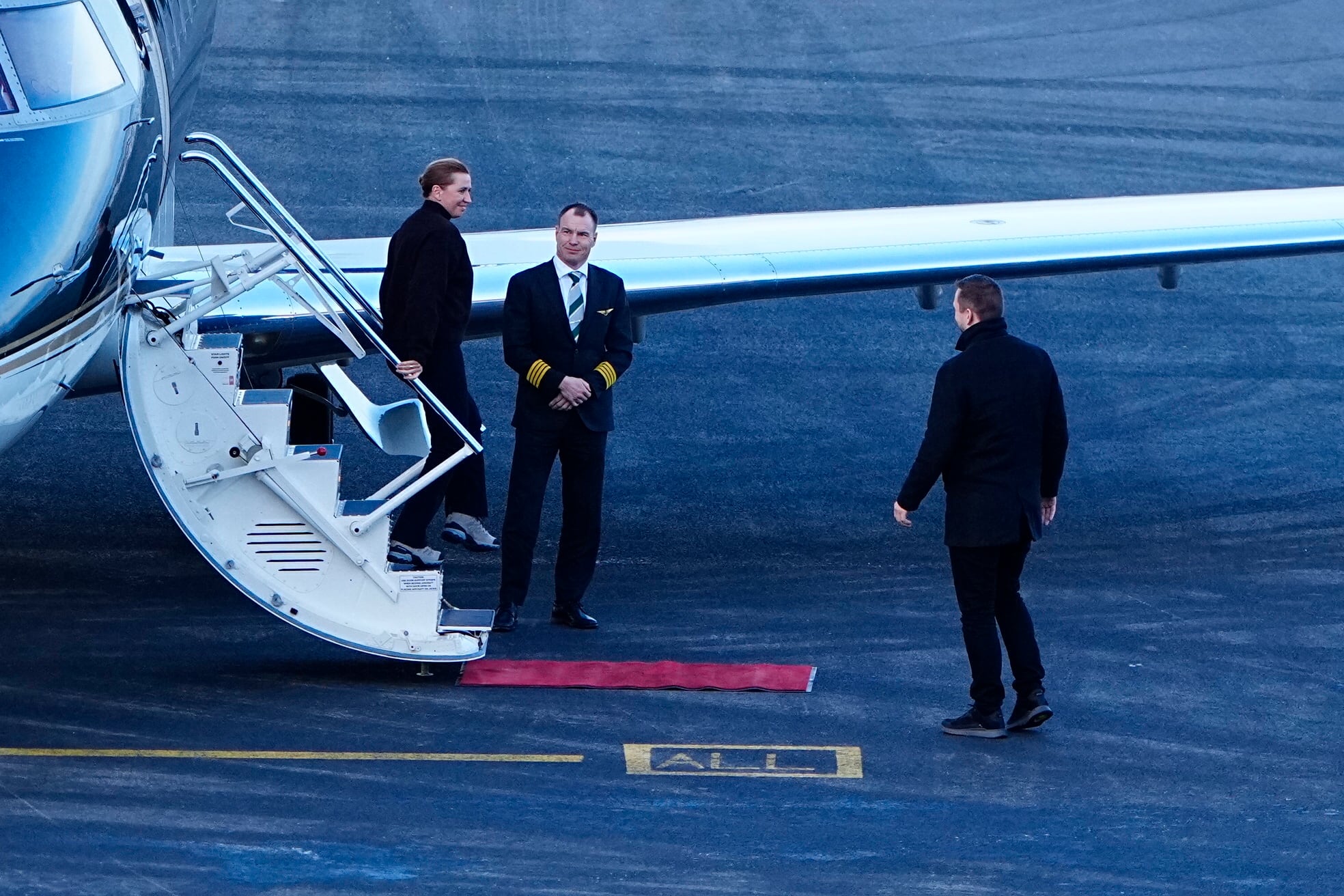 La primera ministra danesa, Mette Frederiksen, a su llegada a Nuuk, la capital de Groenlandia