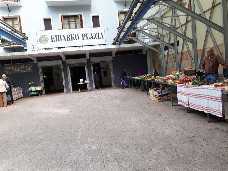 Acceso a la actual plaza del mercado de Eibar, en la calle Bidebarrieta