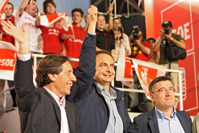 Fernández (a la derecha en la imagen) intervino en 2007 en un mitin de cierre de campaña junto al Secretario General del PSOE