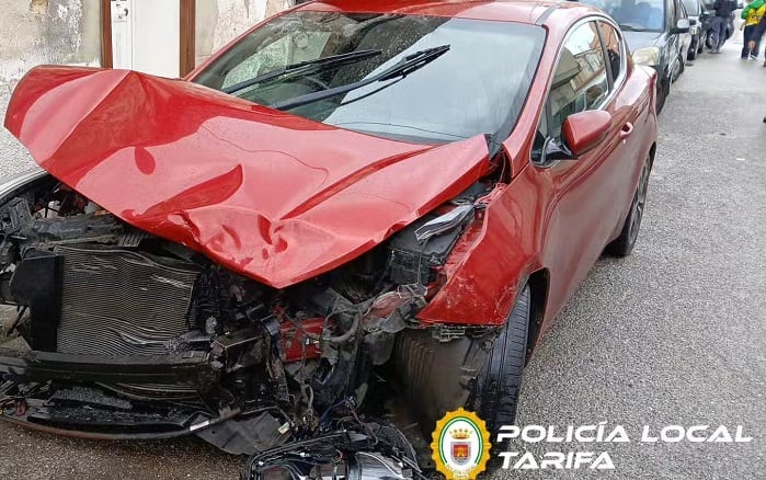 Un vehículo dañado en Tarifa