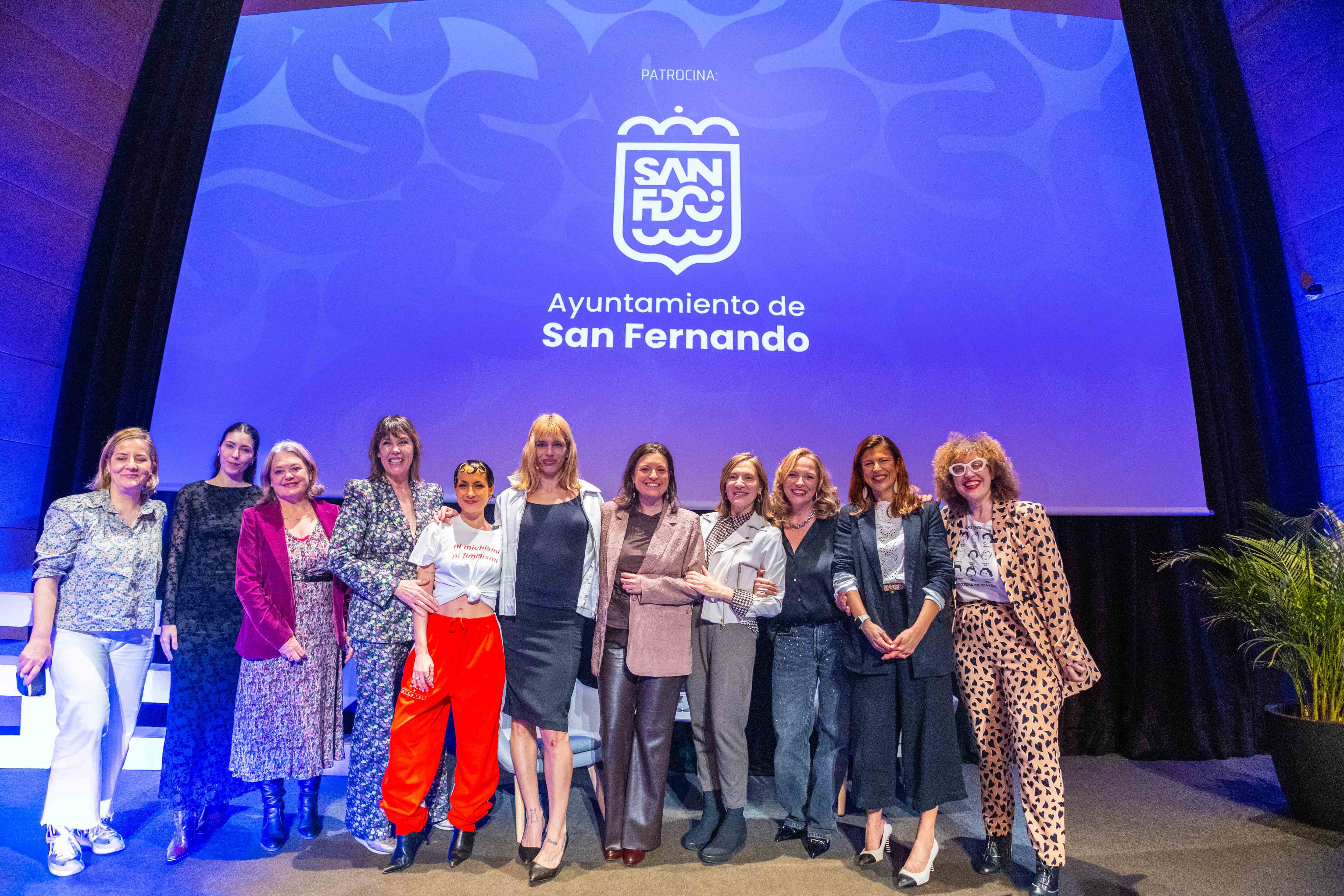 Ponentes, participantes, organizadores y algunas de las asistentes en `Con Voz de Mujer en San Fernando´