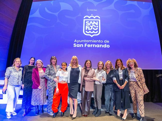 Ponentes, participantes, organizadores y algunas de las asistentes en `Con Voz de Mujer en San Fernando´