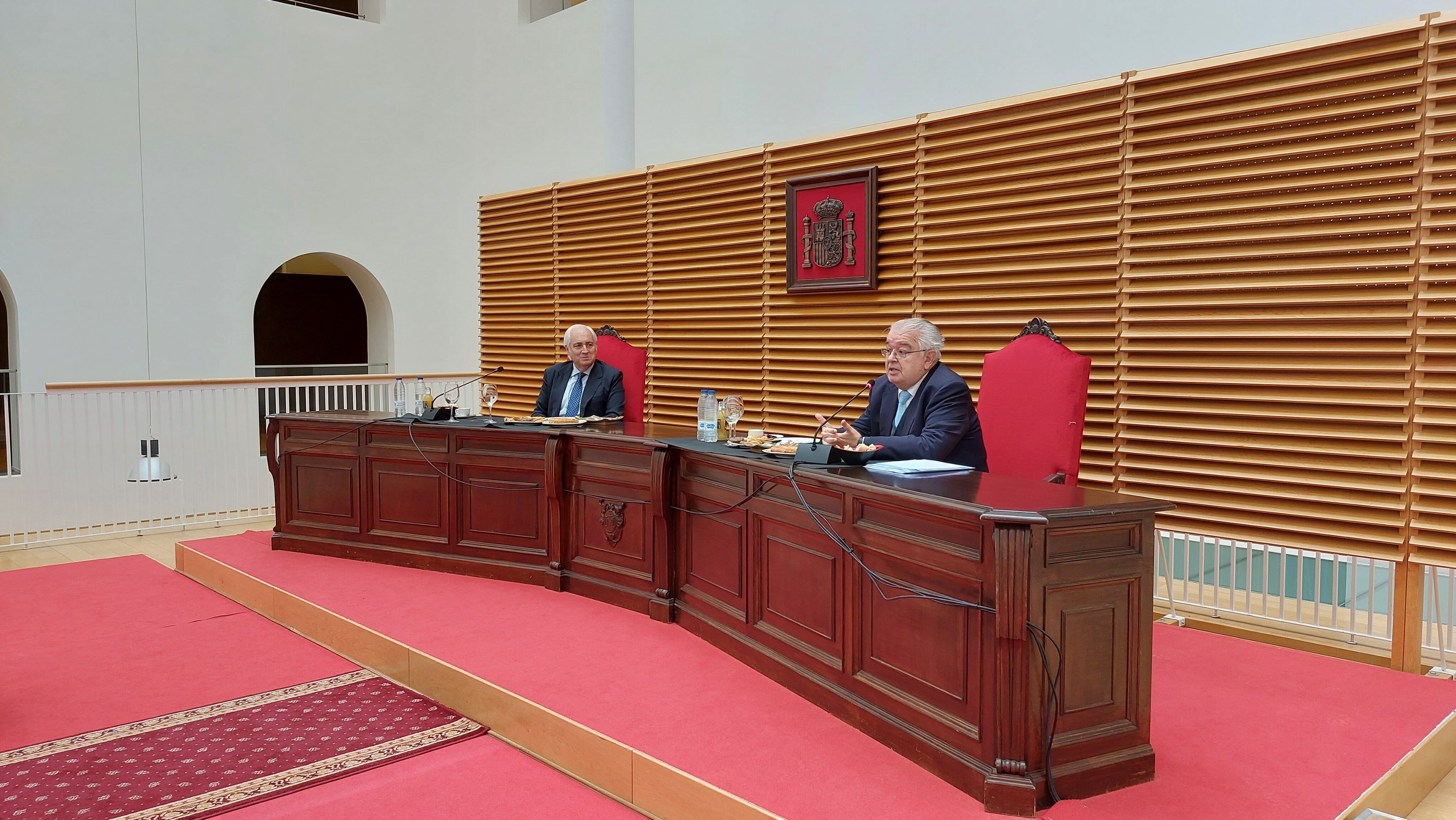 El presidente del TSJCYL, José Luis Concepción y el presidente emérito del Tribunal Constitucional, Juan José González Rivas