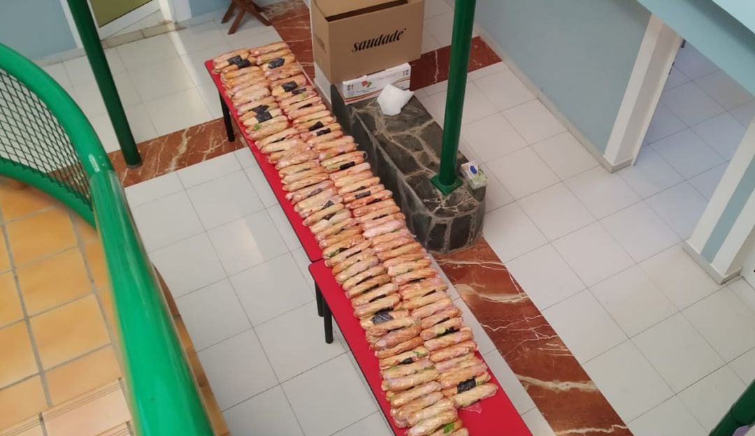 Bocadillos preparados para las personas evacuadas de sus casas. 