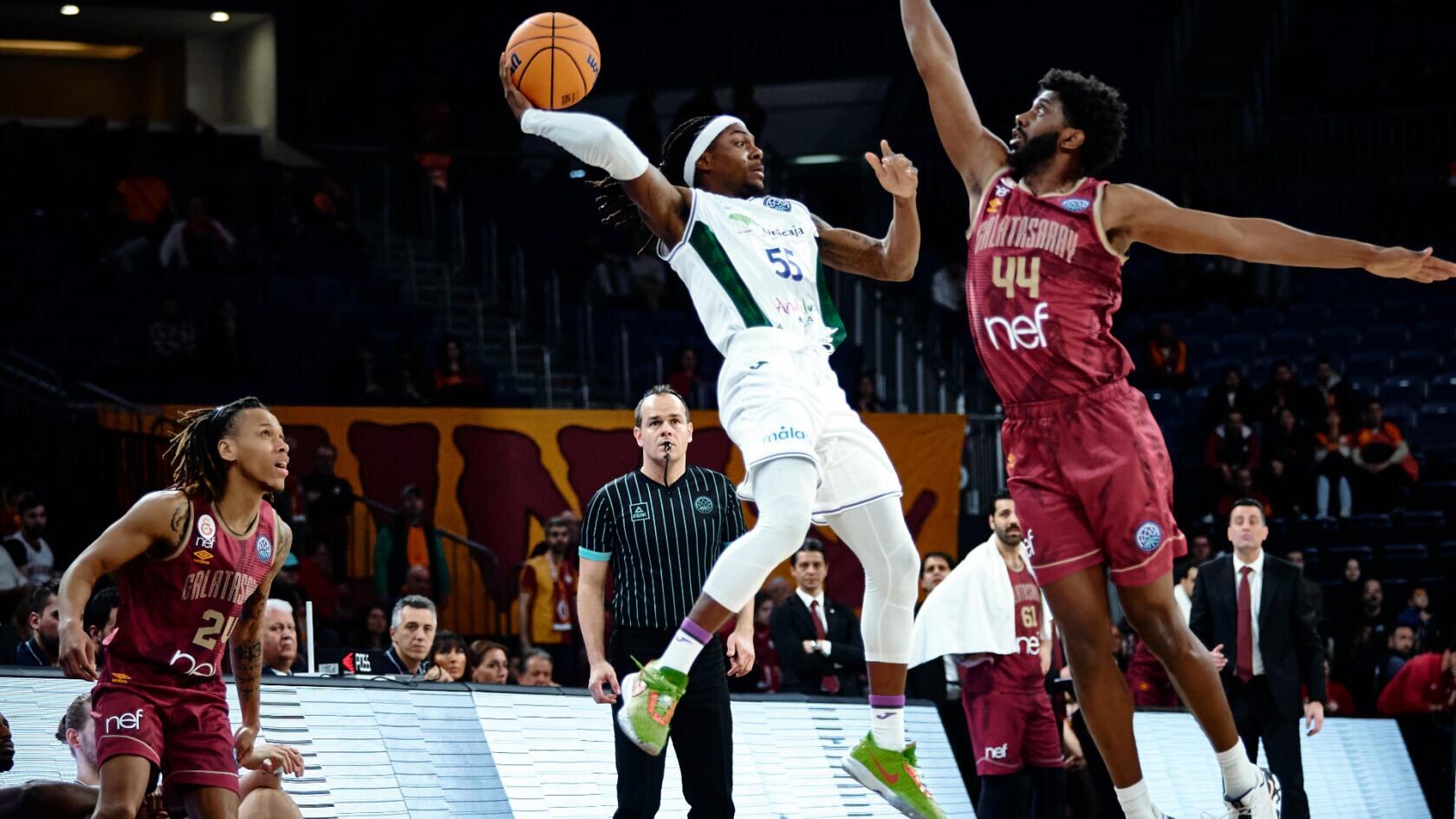 El base del Unicaja Kendrick Perry en una acción en un partido de la BCL