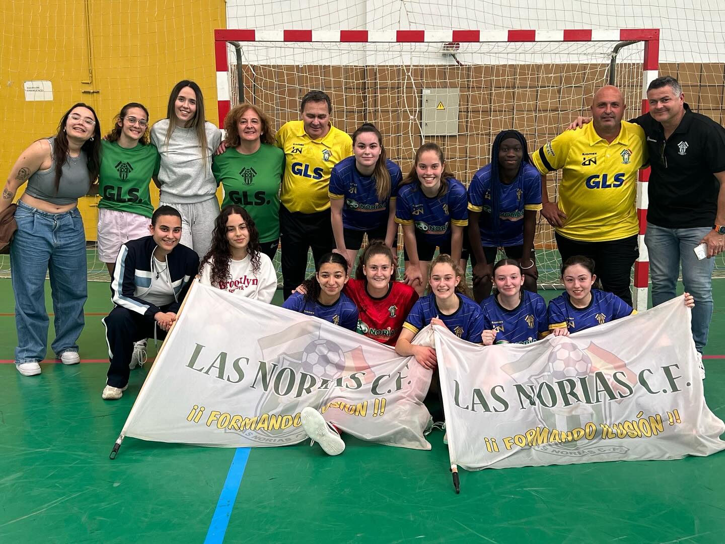 El equipo al completo de Las Norias celebrando el Campeonato de Liga