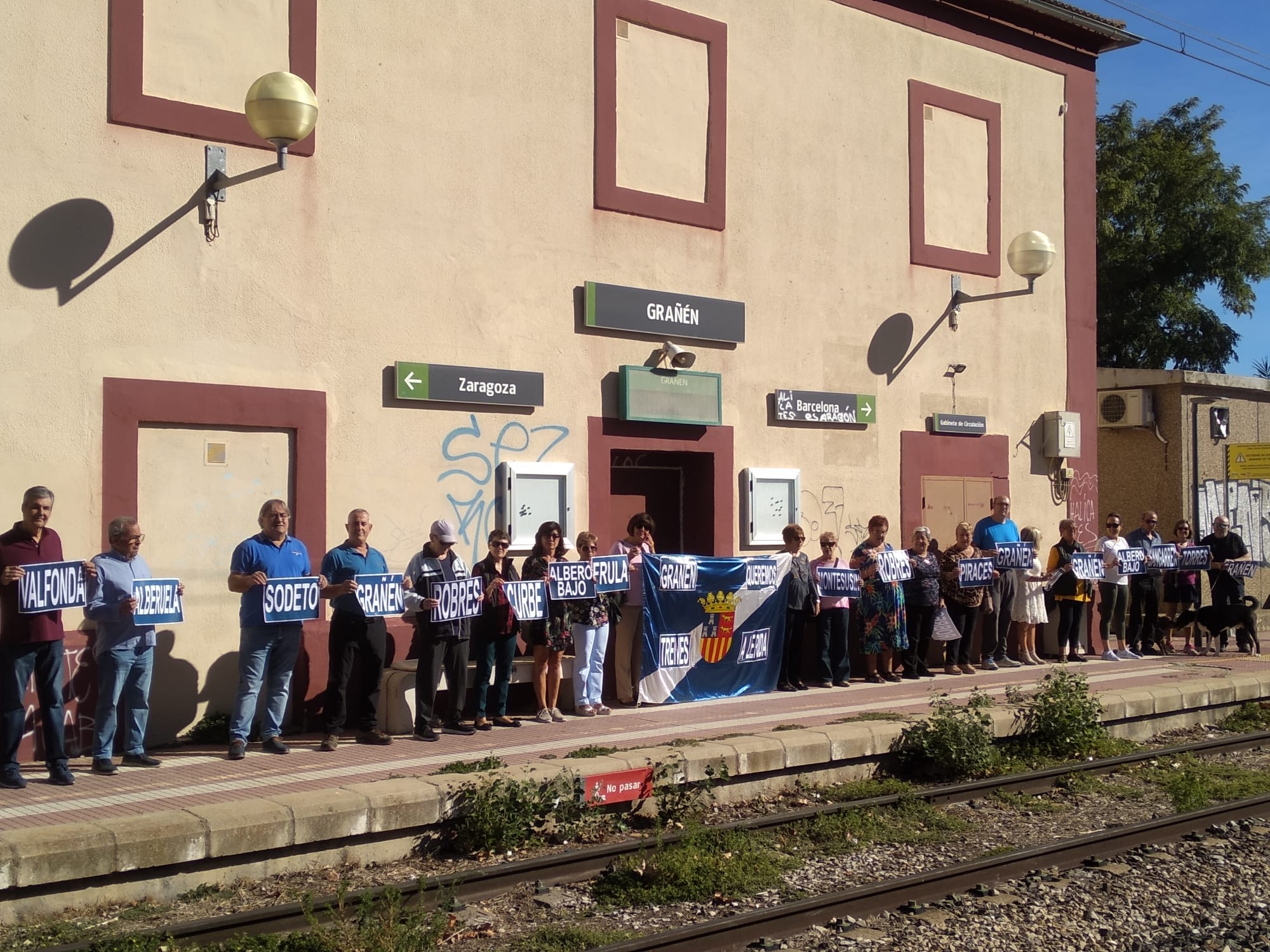 Reivindicación en la estación de Grañen, de la plataforma "Monegros no pierdas tu tren"