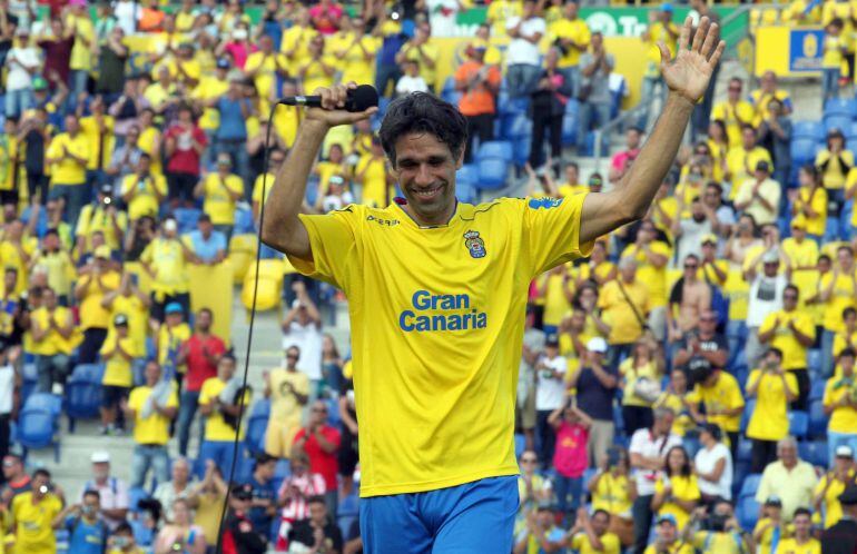 El jugador de la UD Las Palmas Juan Carlos Valerón ,durante el homenaje que le brindó el club tras el partido con el Athletic Club de Bilbao, que terminó con el resultado de 0-0, último de &quot;El Flaco&quot; en el estadio Gran Canaria.