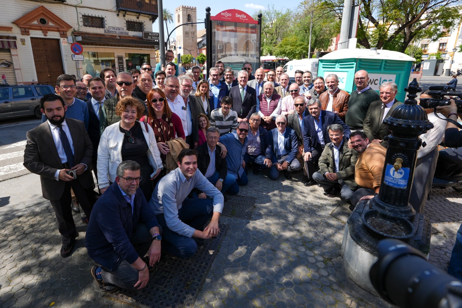 En la imagen, algunos de los fotógrafos participantes en la muestra urbana de Semana Santa