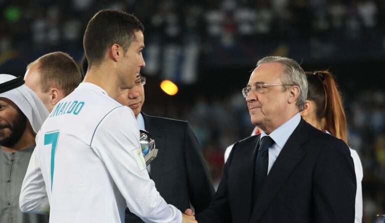 Cristiano Ronaldo saluda a Florentino Pérez durante la ceremonia de entrega de trofeos del Mundial de Clubes