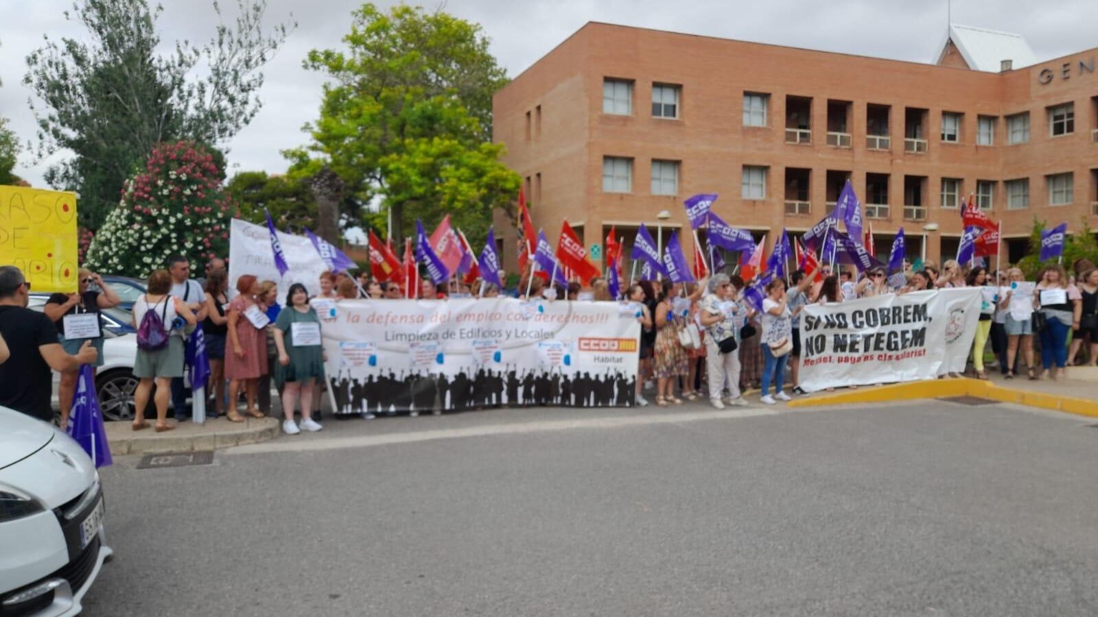 Trabajadores de Mesnet se concentran frente a la sede de Conselleria de Educación