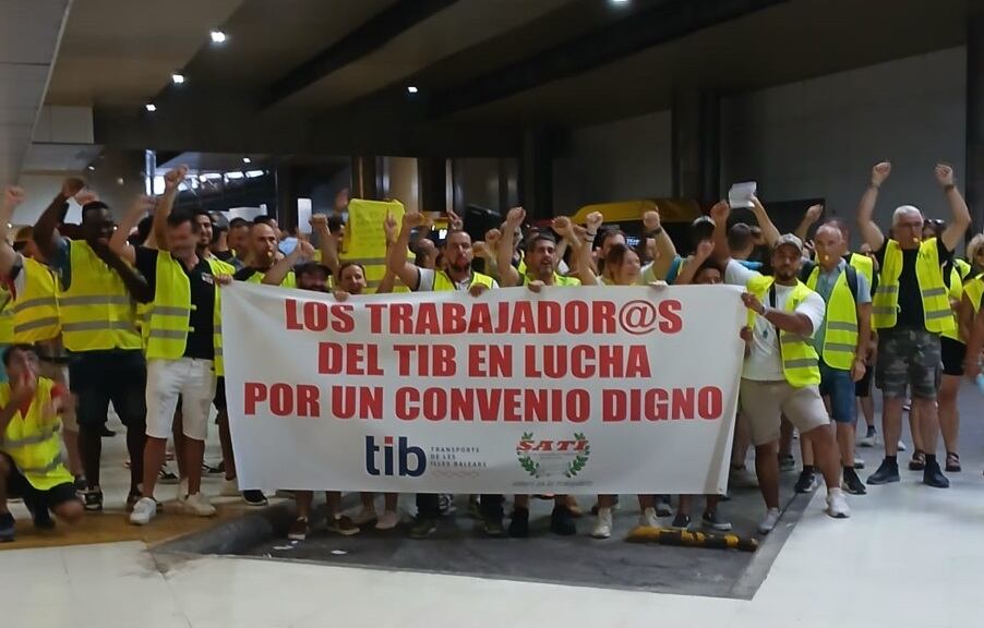 Imagen de la concentración en la Estación Intermodal de Palma de trabajadores en el segundo día de huelga del TIB