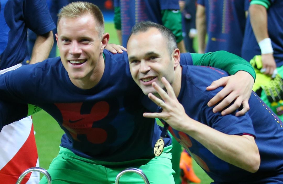 Ter Stegen, junto a Iniesta celebrando una Liga con el FC Barcelona