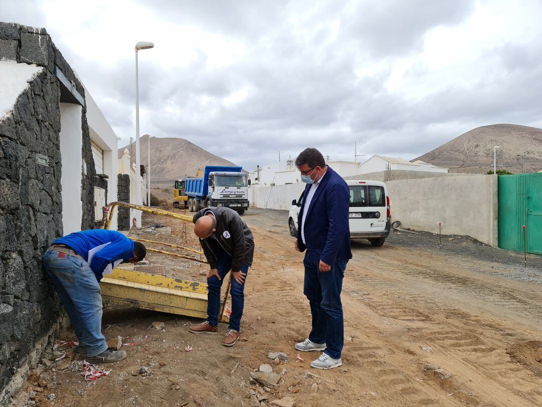 Isidro Pérez, alcalde de San Bartolomé, junto a Raúl de León, concejal de Vías y Obras, en Güime.