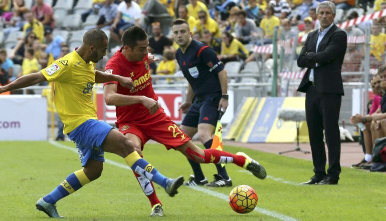 El jugador de la UD Las Palmas El Zhar, pelea por la pelota con el centrocampista del Villarreal Bruno Soriano
