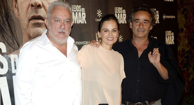 El director Imanol Uribe y los actores Elena Anaya y Eduard Fernández en la premiere de &#039;Lejos del mar&#039;, el pasado 30 de agosto.