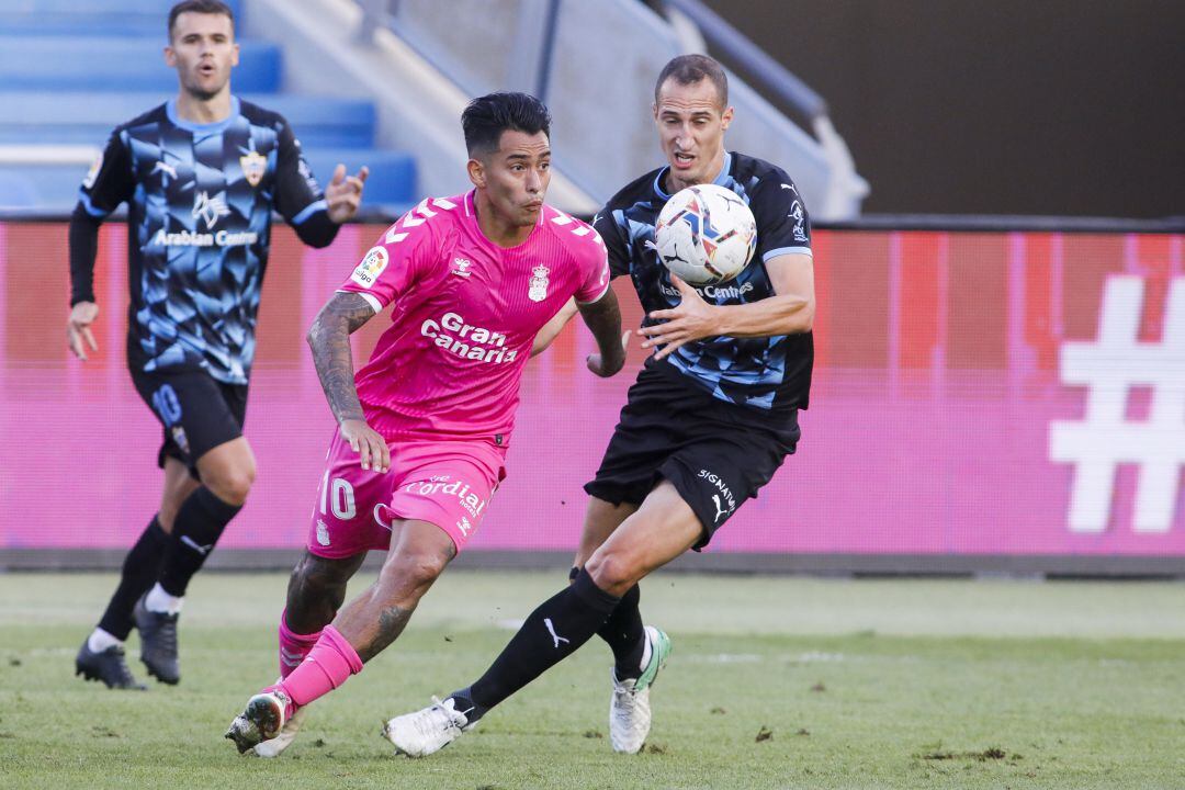 Petrovic con Araújo en el partido Las Palmas-Almería.