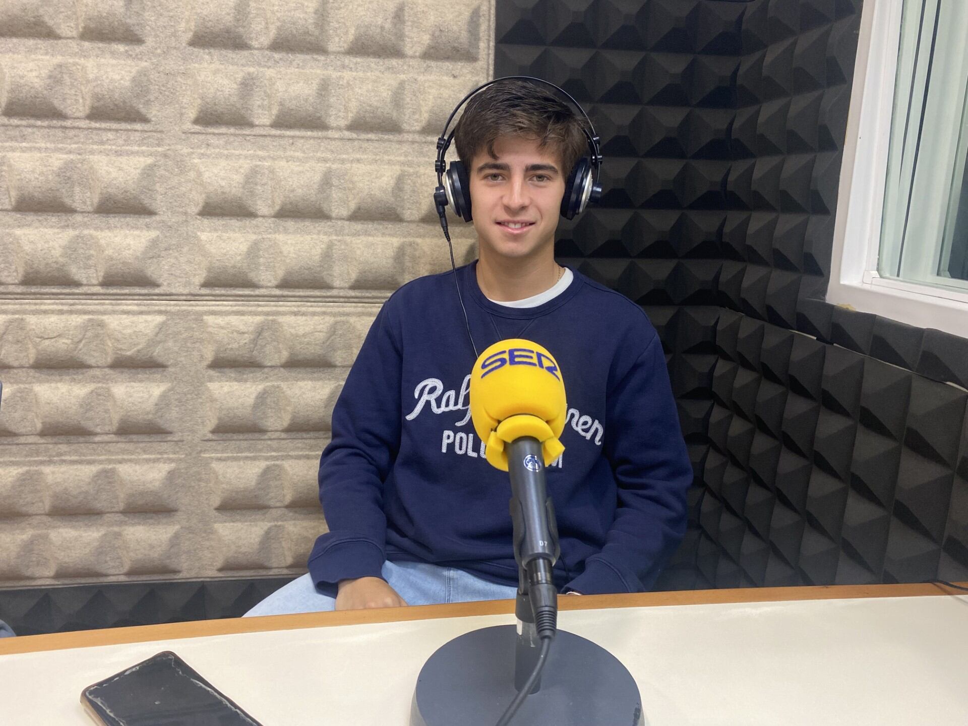 El novillero Manuel Martín Morilla en el estudio de Radio Morón