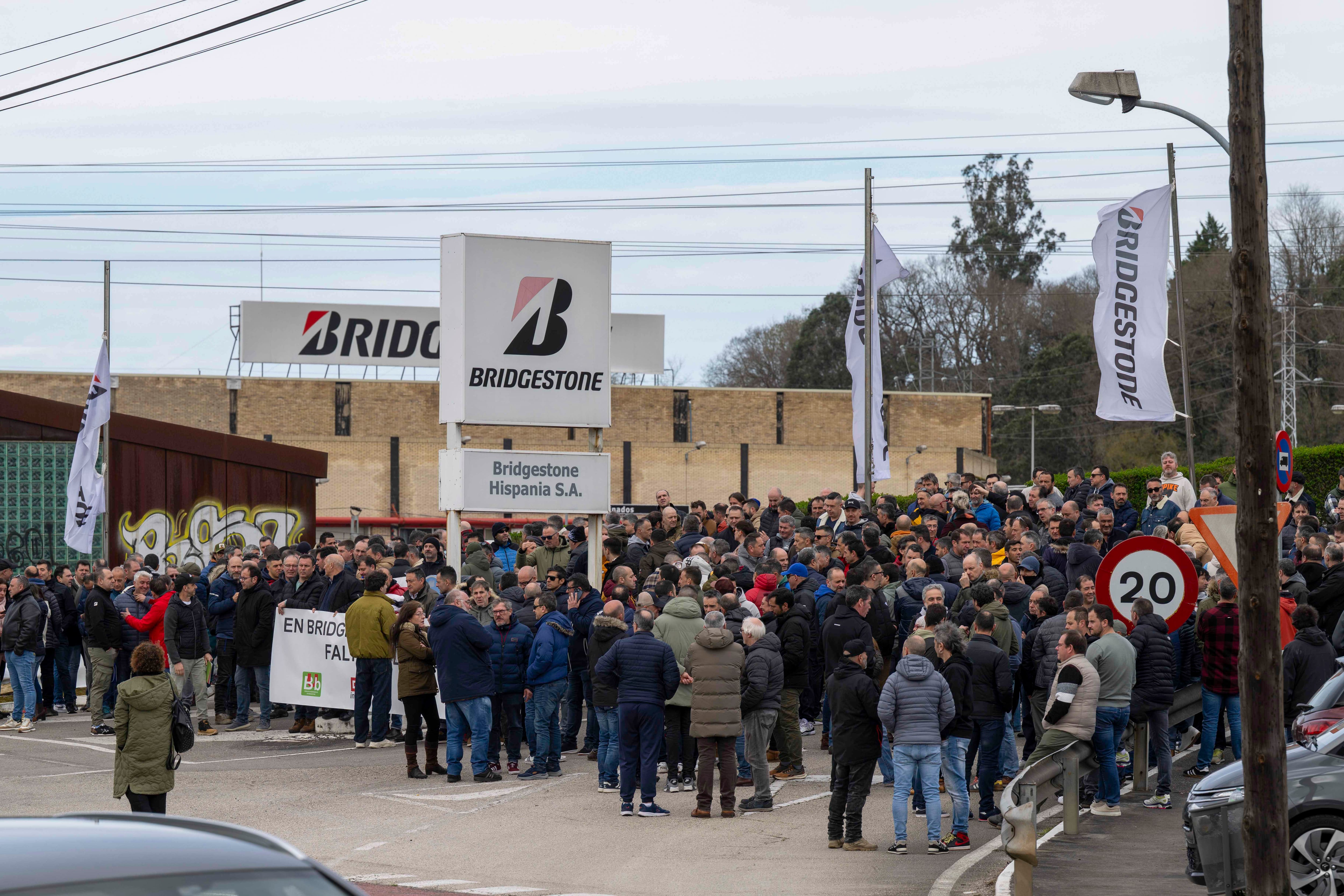 PUENTE SAN MIGUEL (CANTABRIA), 18/03/2025.-La plantilla de la multinacional Bridgestone en Puente San Miguel (Reocín) ha reclamado este martes, en una concentración de protesta, un plan industrial y garantías de futuro para los 418 empleos de la planta, ante la incertidumbre sobre los planes de futuro de la dirección. En especial, la plantilla demanda una hoja de ruta para este fábrica y la de Basauri (Bizkaia) para cuando concluya el actual Expediente de Regulación Temporal de Empleo (ERTE) el 31 de marzo, tras anunciar la dirección que prevé aplicar reestructuraciones ante la bajada de las ventas de neumáticos. EFE/ Pedro Puente Hoyos