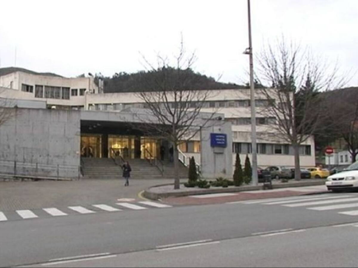 Problemas en la sanidad asturiana: el hospital Valle del Nalón suspende las consultas externas por un brote