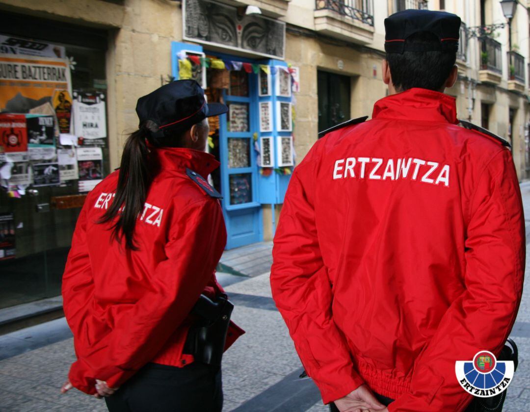 Dos agentes de la Ertzaintza patrullan la calle a pie, en una imagen de archivo