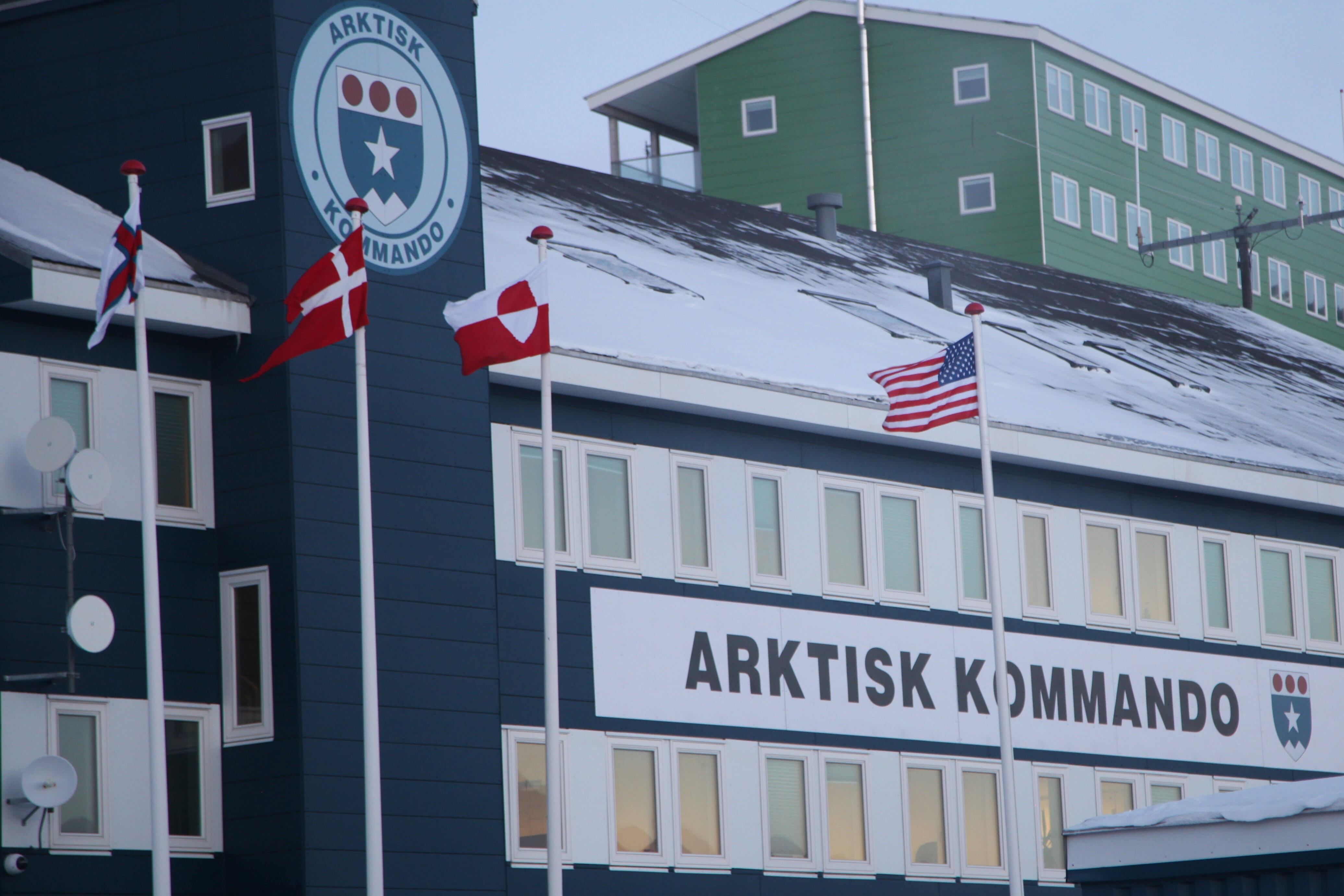 Las banderas de Dinamarca y Groenlandia ondean frente a la base del Comando Ártico en esa isla junto a la de Estados Unidos, cuyo consulado se sitúa también en ese lugar