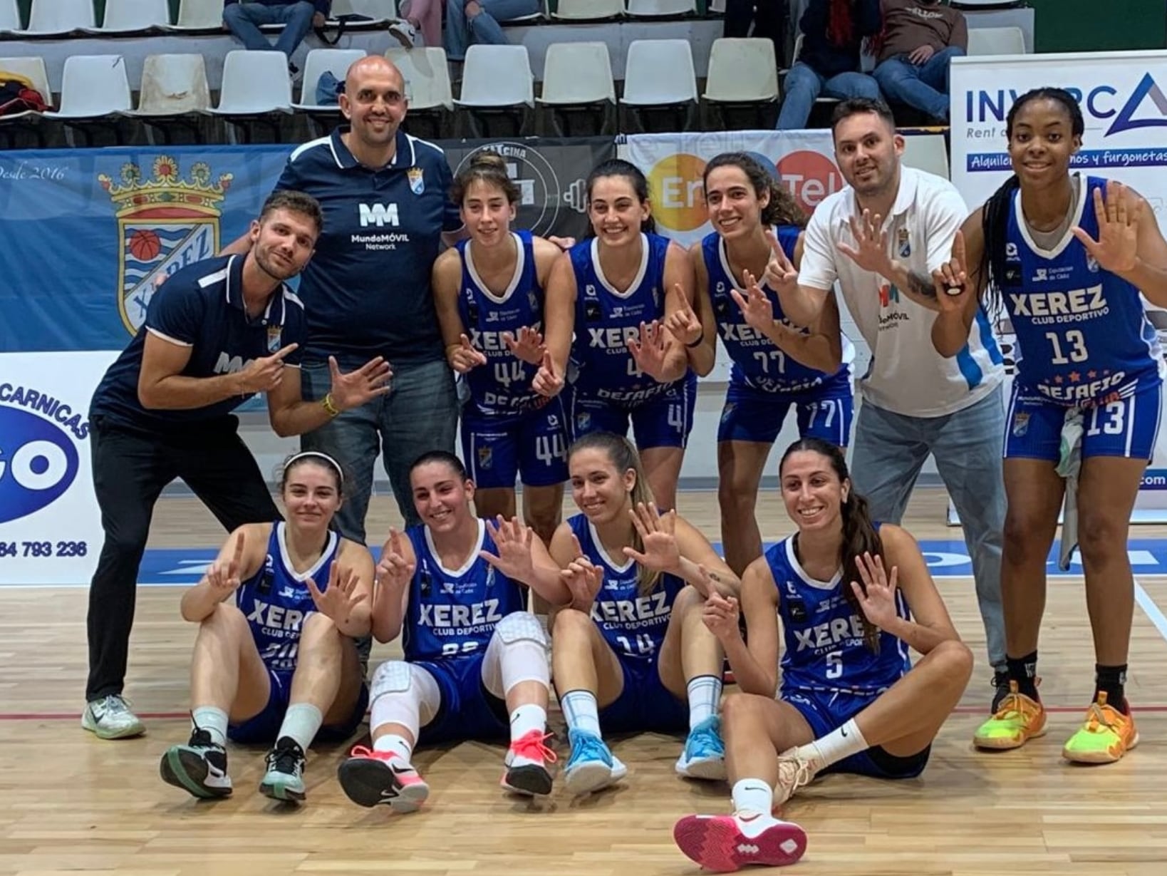 Las jugadoras celebran la victoria en la cancha