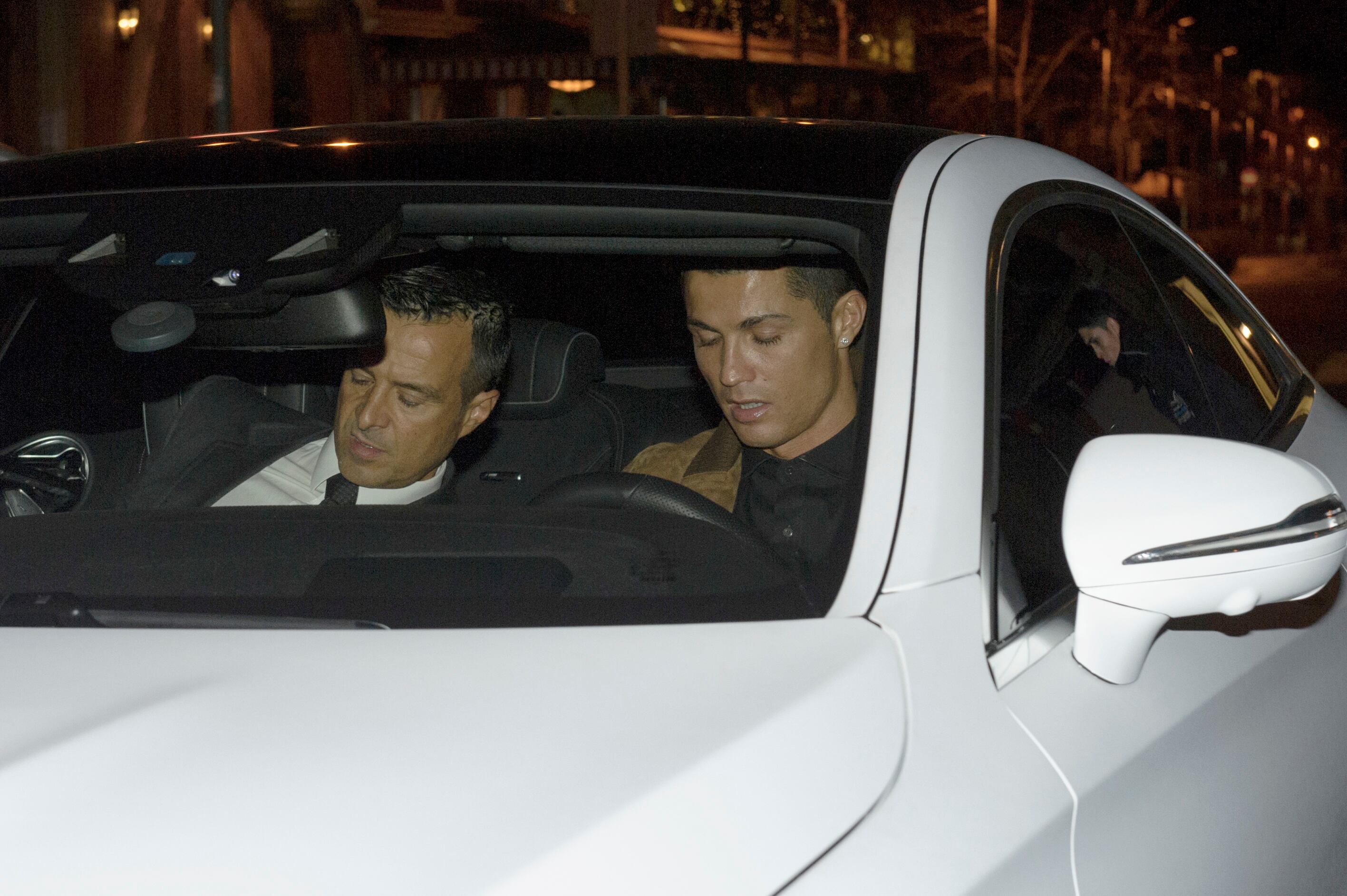 Cristiano Ronaldo y Jorge Mendes saliendo de un restaurante en Madrid