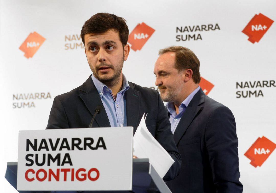 El alcalde de Estella (Navarra), Gonzalo Fuentes (i), acompañado del presidente de UPN, Javier Esparza (d)