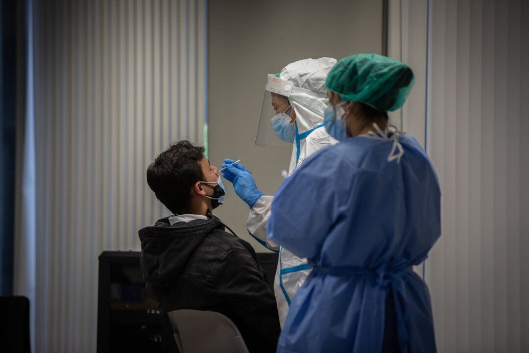  Un hombre recibe una prueba PCR en una imagen de archivo.