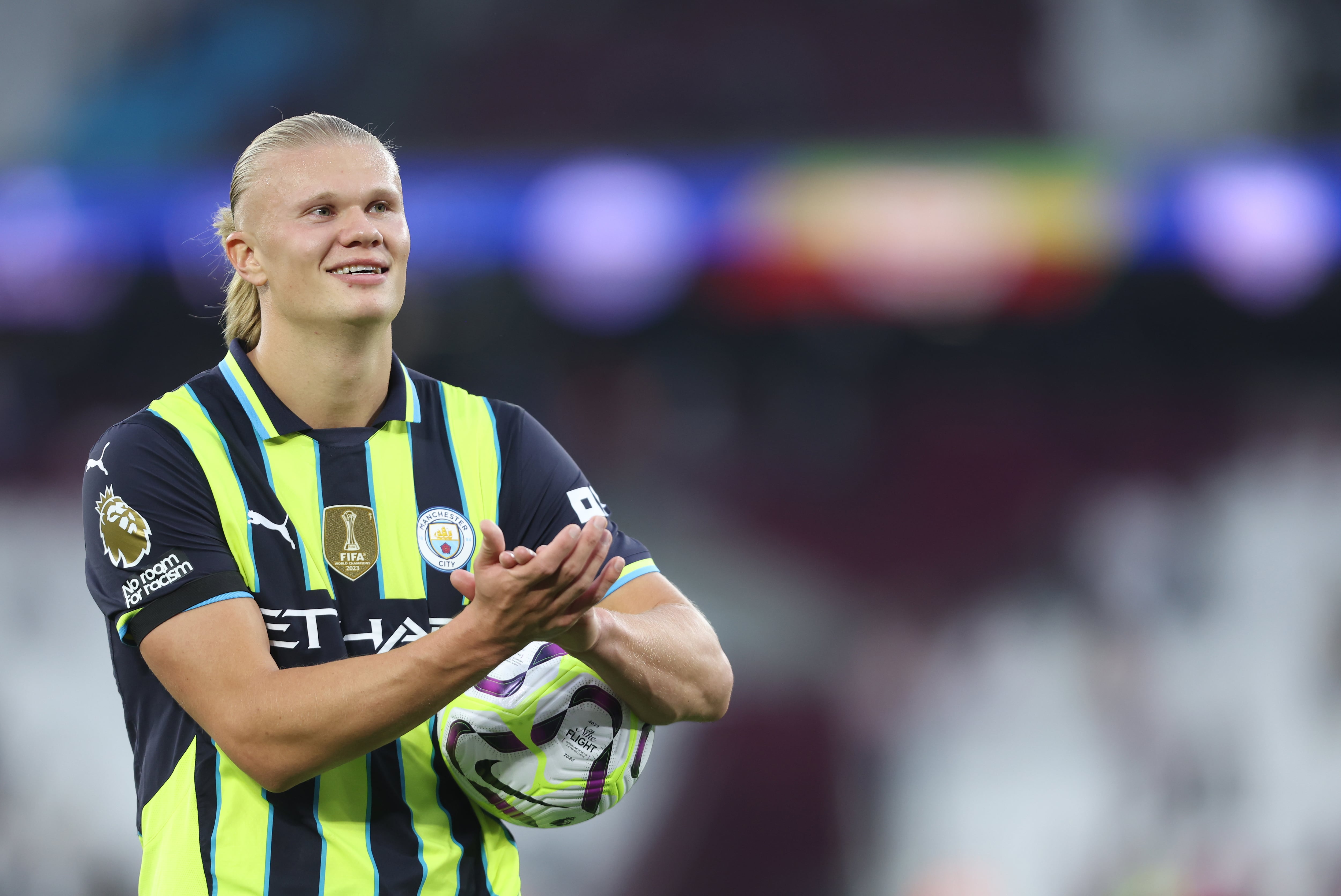 Erling Haaland se lleva la pelota tras su Hat-Trick ante el West Ham