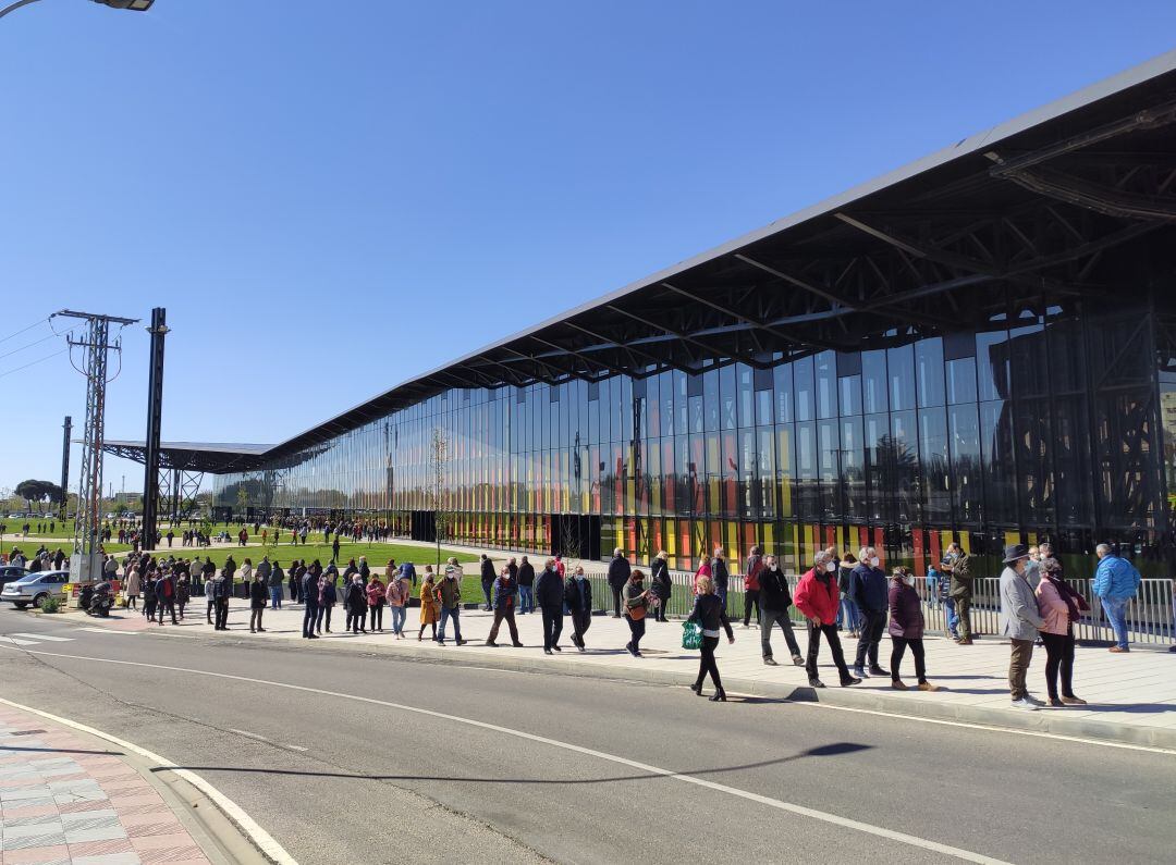 Colas en el Palacio de Exposiciones para vacunarse