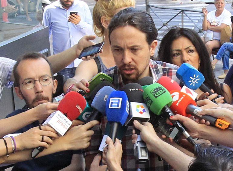 Pablo Iglesias junto a Pablo Echenique a su llegada a la sede del partido en la madrileña calle de Princesa, donde se ha reunido hoy con los secretarios autonómicos de la formación 