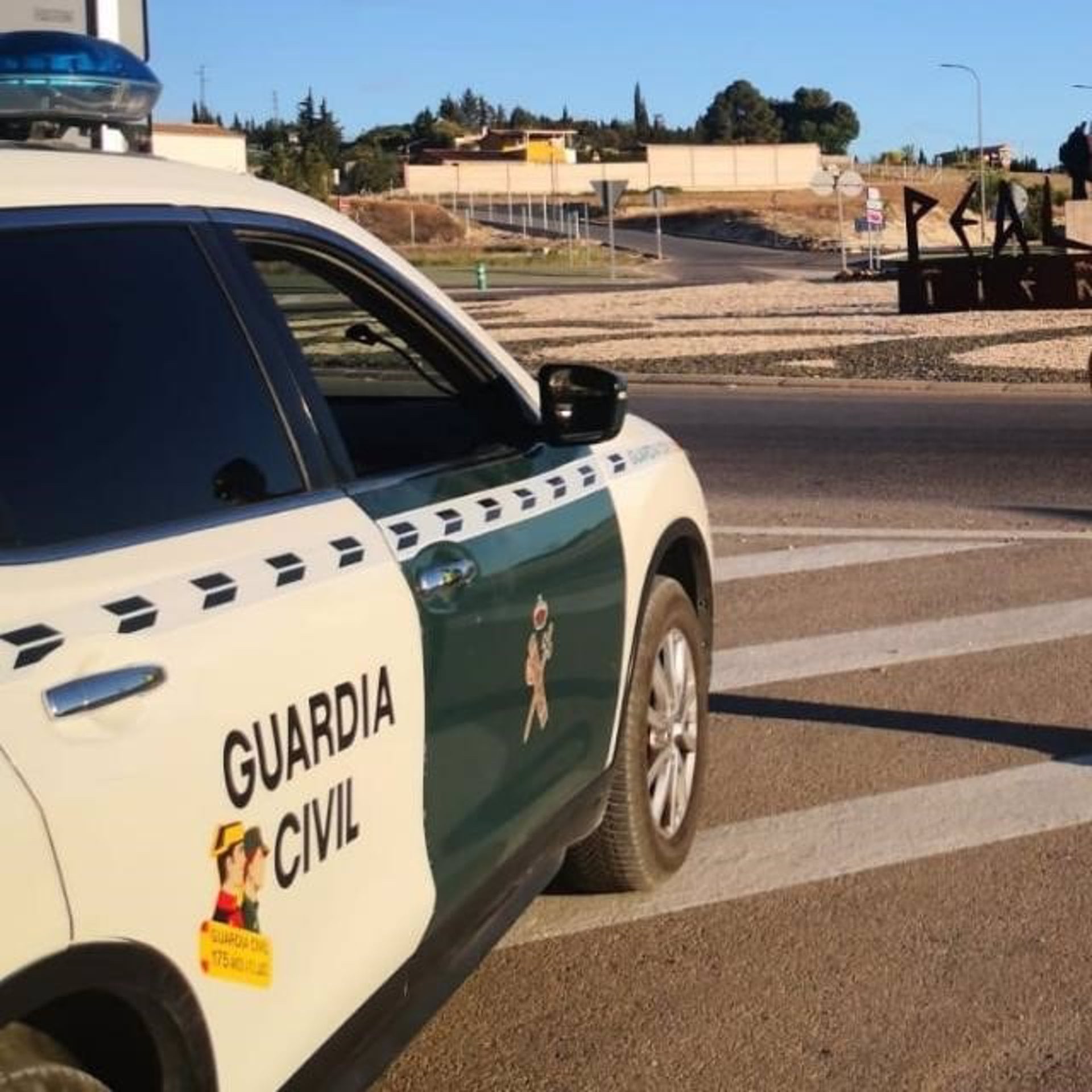 Un vehículo de la Guardia Civil en un acceso a Peal de Becerro