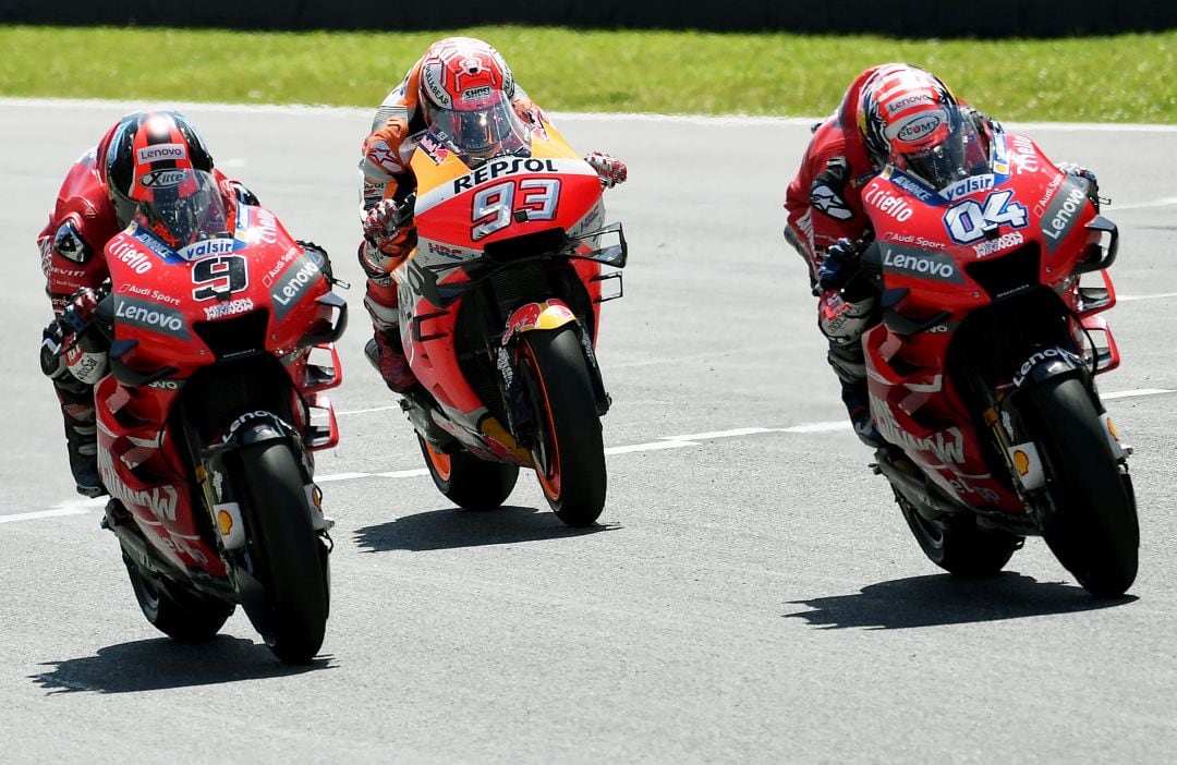 Dovizioso, Márquez y Petrucci se disputan la victoria en Mugello