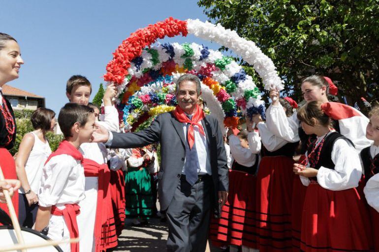 Miguel Ángel Revilla abre las puertas de su despacho.