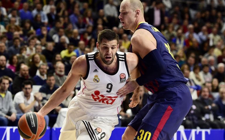 Real Madrid&#039;s forward Felipe Reyes (L) vies with Barcelona&#039;s Polish centre Maciej Lampe during the Euroleague basketball Top 16 round 6 match Real Madrid vs FC Barcelona at the Palacio de Deportes in Madrid on February 5, 2015.   AFP PHOTO/ DANI POZO