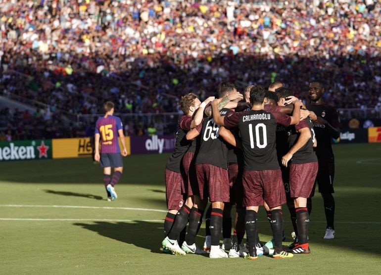 Los jugadores del Milán celebran el gol