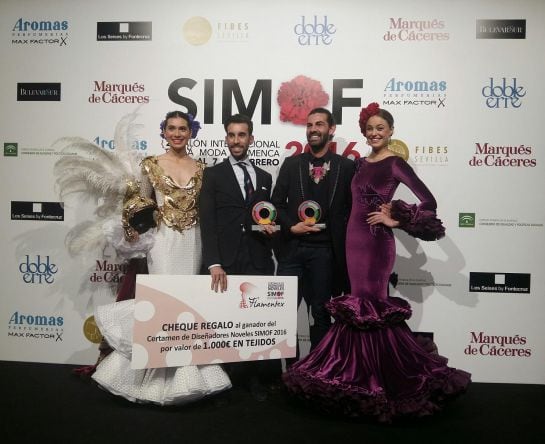 Luis Fernández, ganador del Certamen de Noveles, junto a Alejandro Santizo, mención especial del jurado