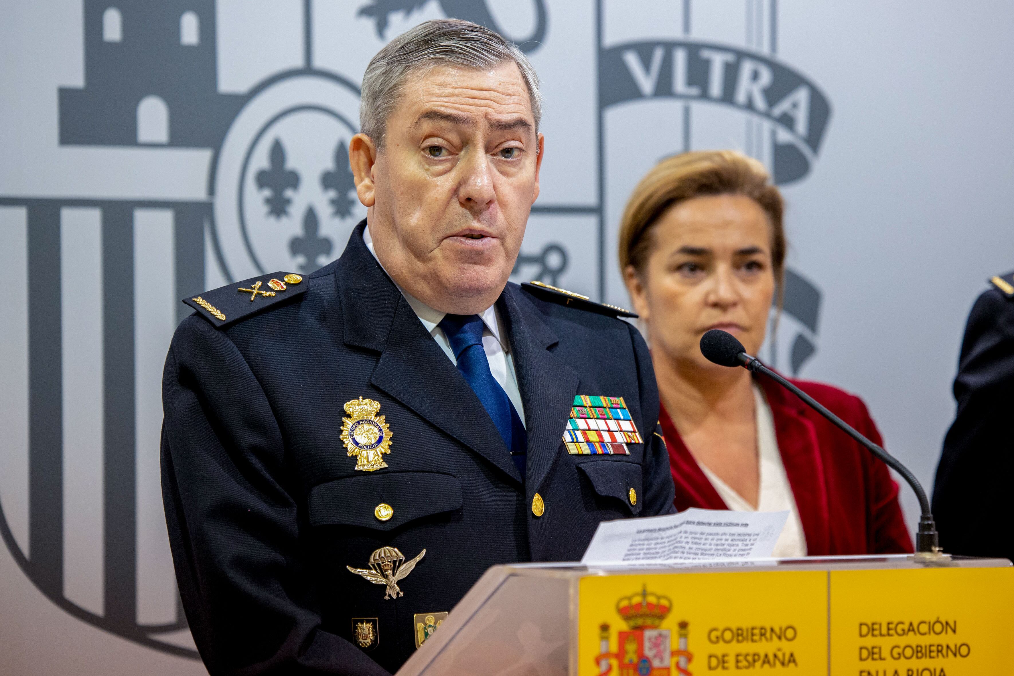 LOGROÑO 03/05/2023.- El jefe superior de Policía Nacional en La Rioja Manuel Lagun (i), acompañado por la delegada del Gobierno en esta comunidad, Beatriz Arraiz (d), informa este miércoles de la detención de un entrenador de fútbol de Logroño como presunto autor de cinco delitos de corrupción de menores y otros tres de abusos sexuales por tocamientos a un mínimo de ocho chicos de entre 5 y 18 años, a quienes prometía contratos deportivos. EFE/Raquel Manzanares
