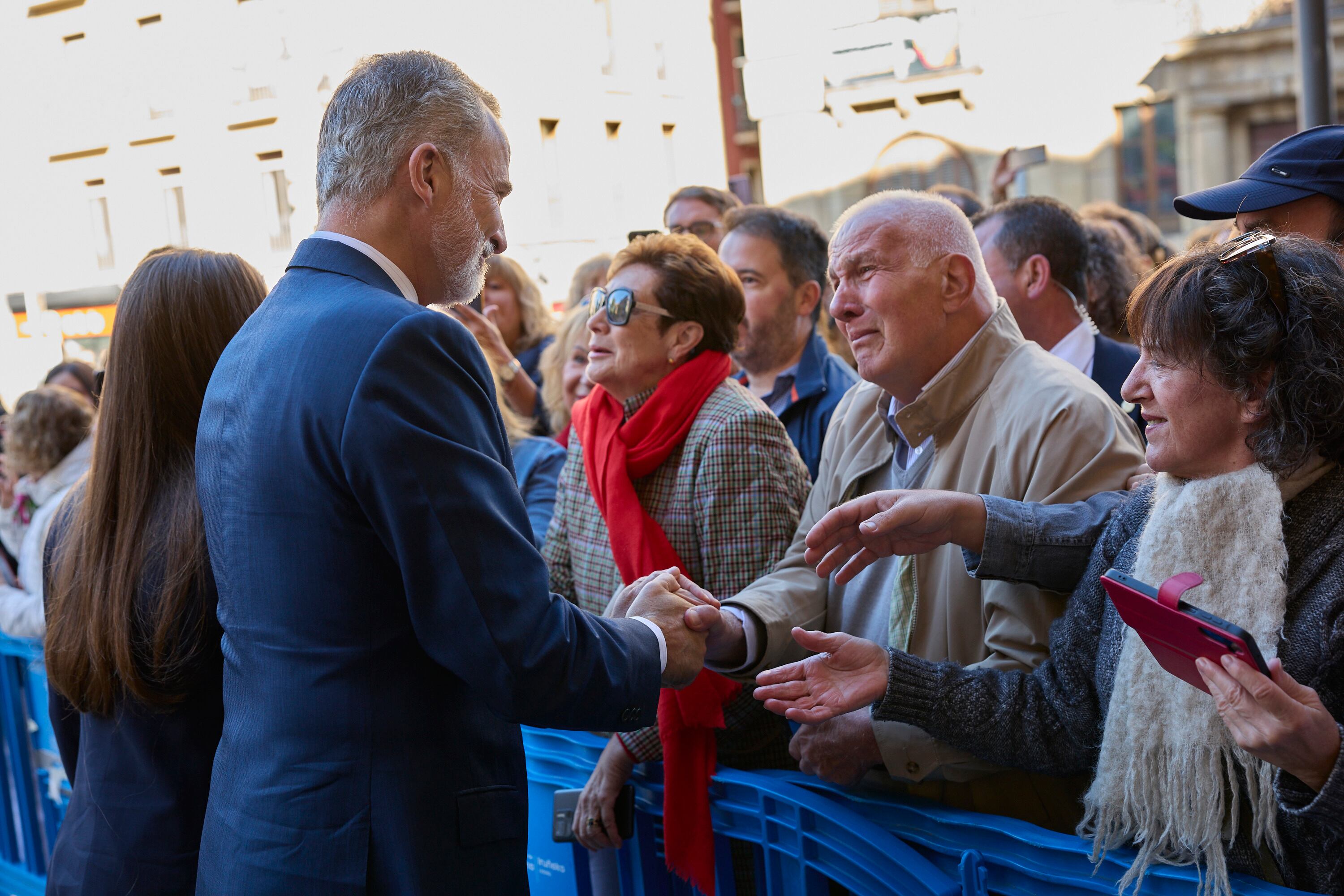 El rey saluda a un ciudadano en Pamplona