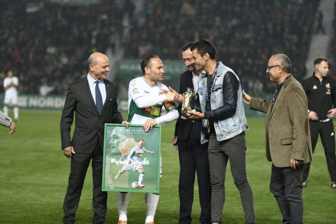 Nino saluda al ex del Elche Benja que le entregó una bota de oro