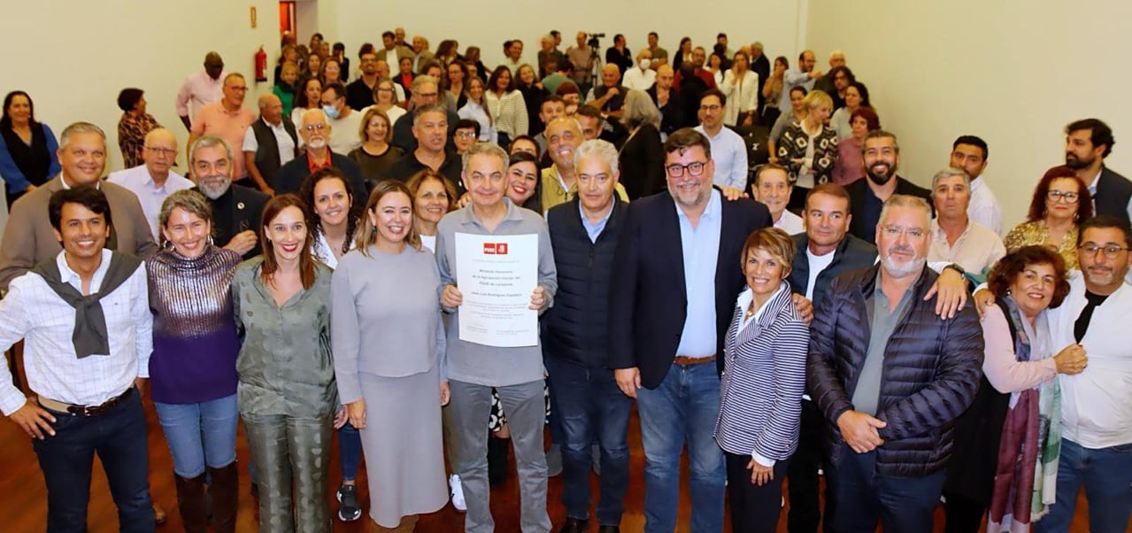 José Luis Rodríguez Zapatero junto a miembros del PSOE de Lanzarote.