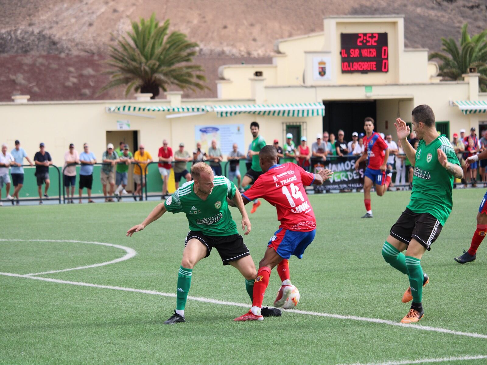 Un momento del derbi lanzaroteño.