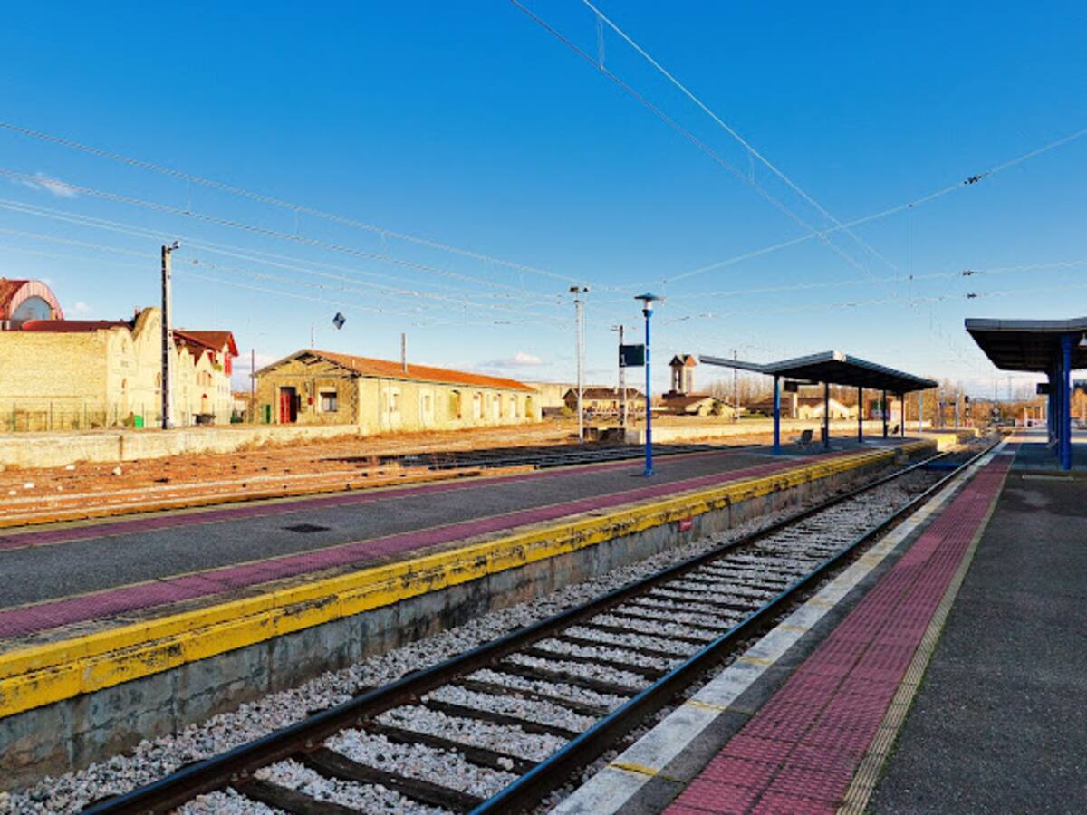 El descarrilamiento de un tren cerca de Haro provoca daños en la vía y la catenaria