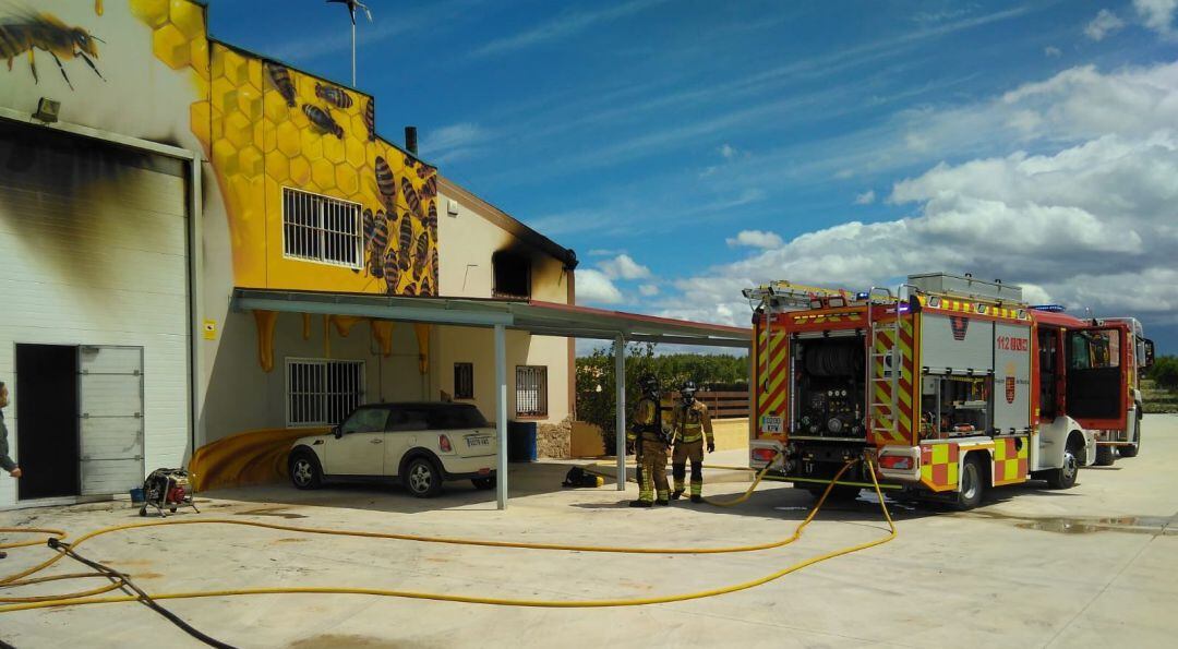 Bomberos en plena labor de extinción del incendio