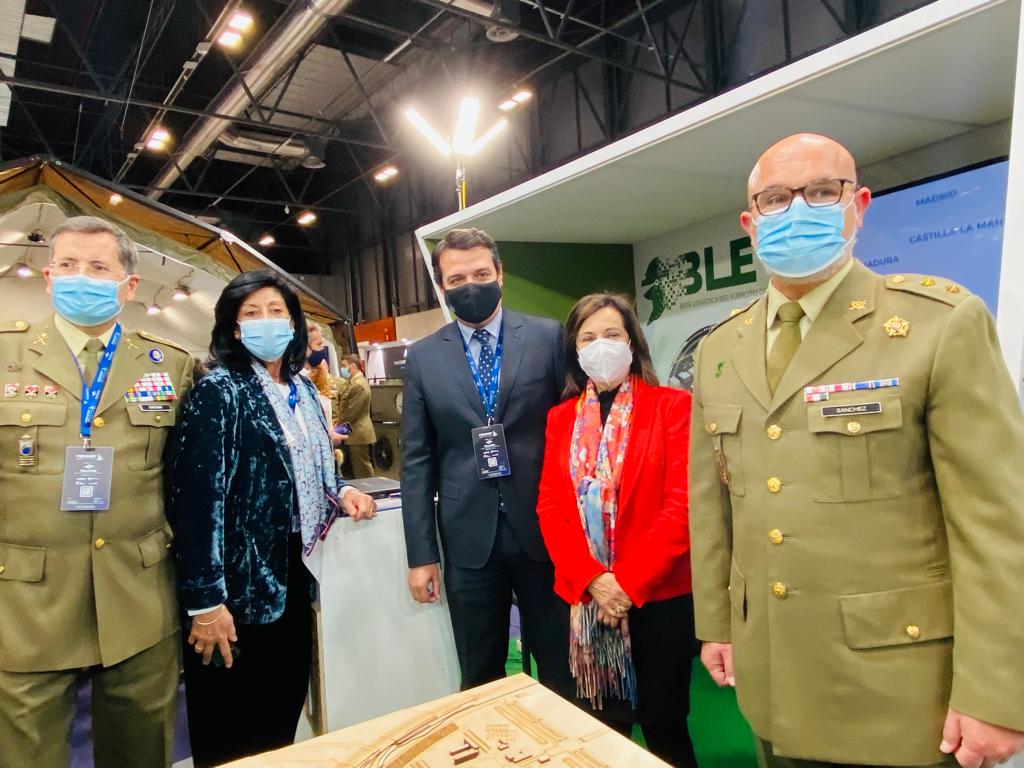 La Ministra de Defensa, Margarita Robles, visita una maqueta de la Base Logística en la Feria Internacional de Defensa FEINDEF (Imagen de archivo)