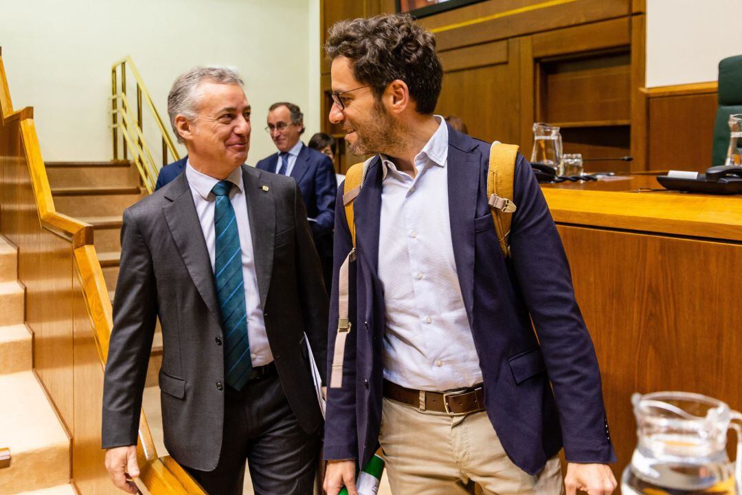 El lehendakari Iñigo Urkullu junto a Borja Semper, del Partido Popular.