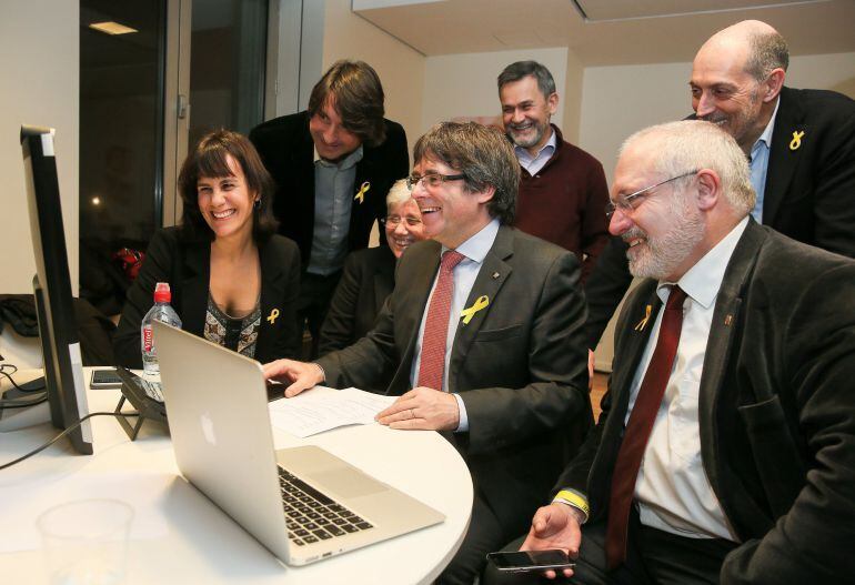 El expresidente de la Generalitat y candidato de Junts per Catalunya, Carles Puigdemont (c), sigue los resultados de las elecciones regionales catalanas