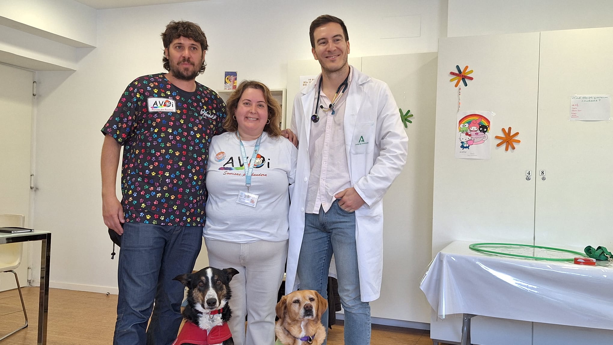 Nicolás Montes (Hachiko), Desiré Montoya (AVOI) y Carlos Alcaide (Oncólogo Materno) con Rufino y Garbanzo en el Hospital Materno de Málaga